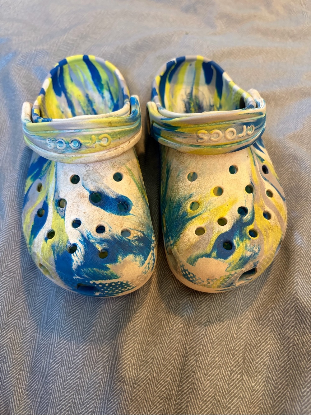 CROCS Kids Tie-Dye Clogs in Blue & Yellow size 9